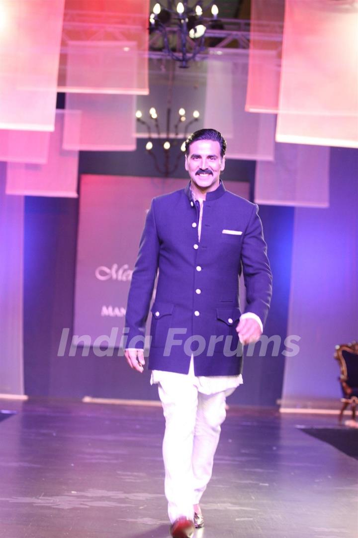Akshay Kumar was seen at the Men for Mijwan fashion sho