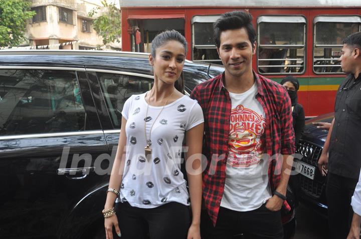 Varun & Ileana promotes their film at cafe and theatres