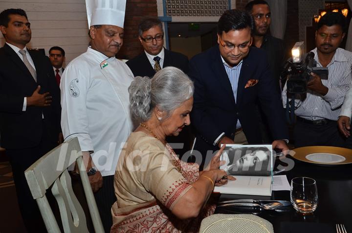 Waheeda Rehman signs her Book at the Launch