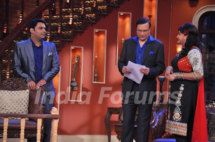 Bua flirts with Rajat Sharma on Comedy Nights With Kapil