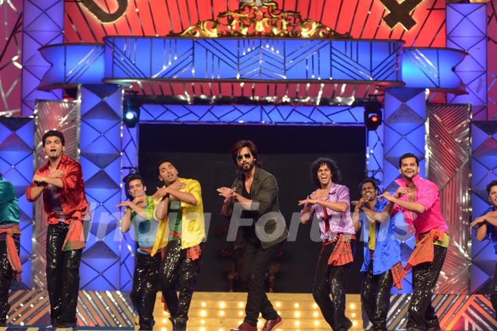 Shahid Kapoor performs at Umang Awards 2014