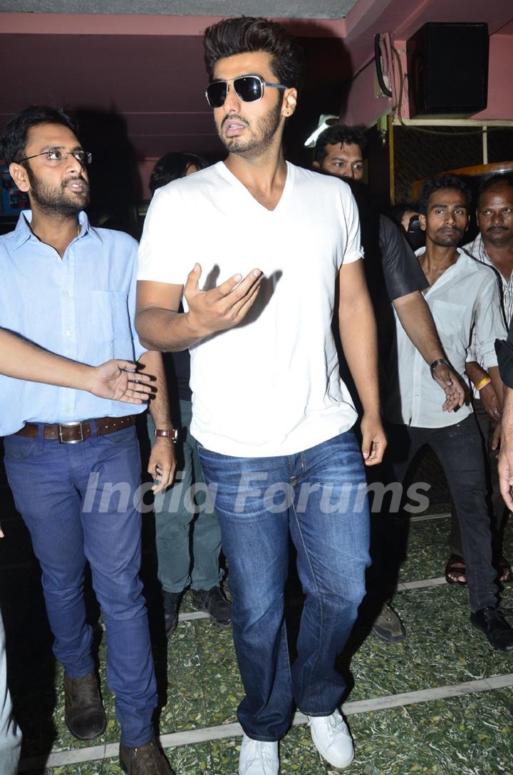 Arjun Kapoor catches audience reaction of '2 States'