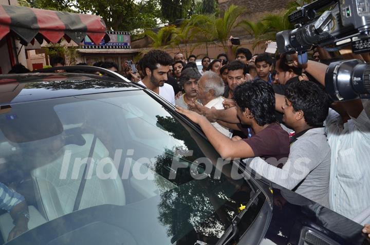 Arjun Kapoor catches audience reaction of '2 States'