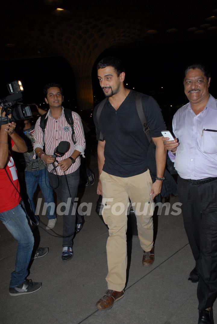 Arunoday Singh at Mumbai airport leaving to attend IIFA