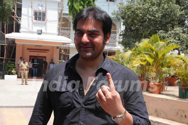 Arbaaz Khan casted his vote at a polling station in Mumbai
