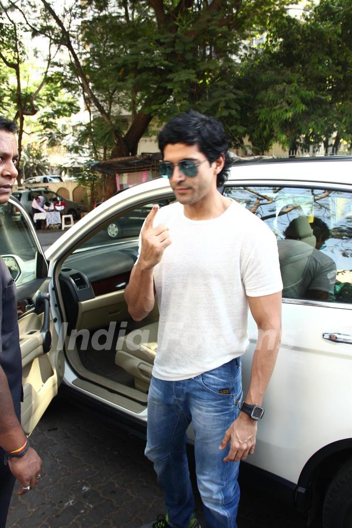 Farhan Akhtar casts his vote too