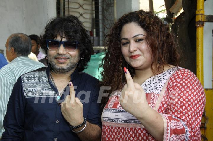 Kailash Kher casts his vote at a polling station in Mumbai