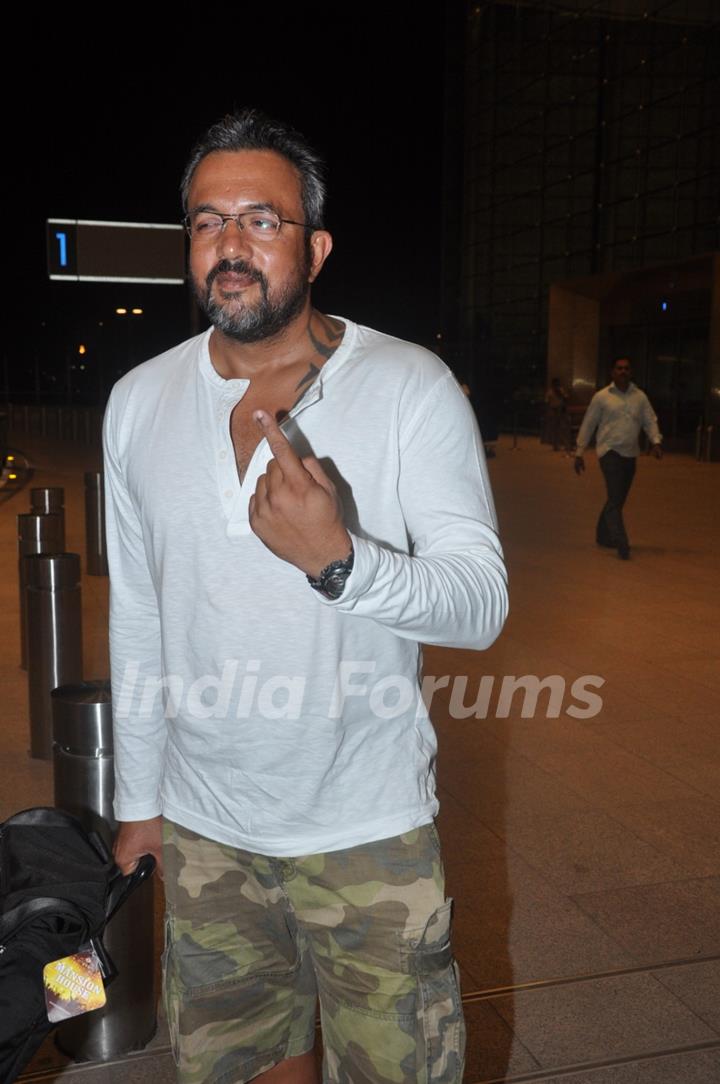 Apoorva Lakia shows his inked finger at Mumbai airport leaving to attend IIFA