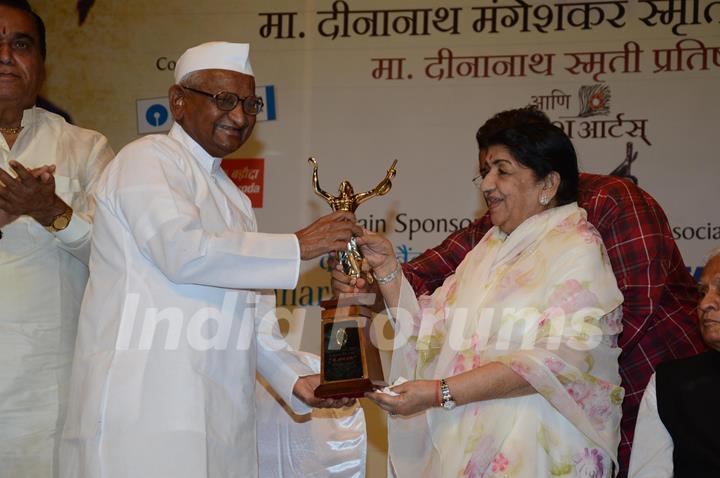 Lata Mangeshkar felicitates Anna Hazare at the 72nd Master Deenanath Mangeshkar Awards