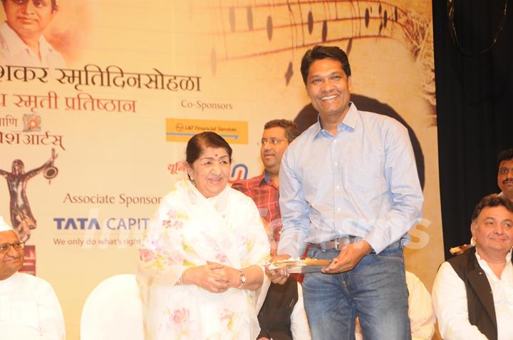 Lata Mangeshkar felicitates Aditya Srivastava at the 72nd Master Deenanath Mangeshkar Awards