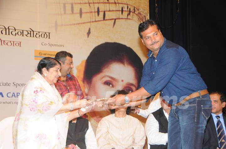 Lata Mangeshkar felicitates Dayanand Shetty at the 72nd Master Deenanath Mangeshkar Awards