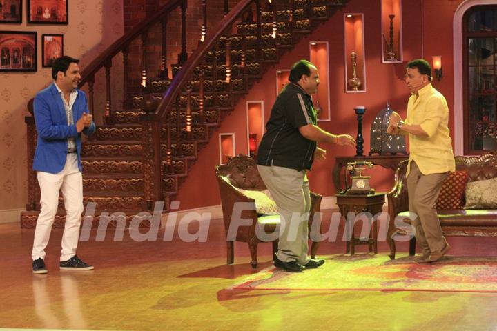 Sunil Gavaskar performs on Comedy Nights With Kapil