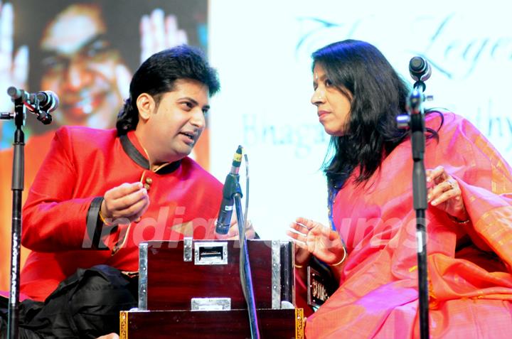 Sumeet Tappo and Kavita Krishnamurthy perform at the  Tribute to the Legend of Pure Love concert