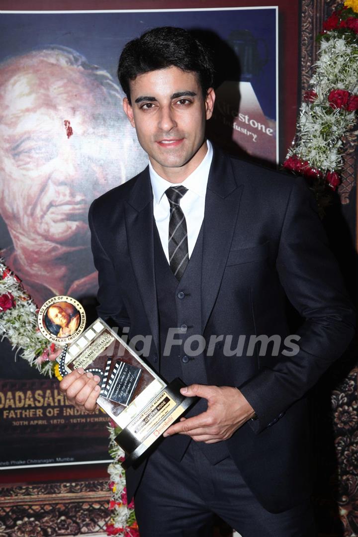Gautam Rode hold up his Dada Sahib Phalke Award