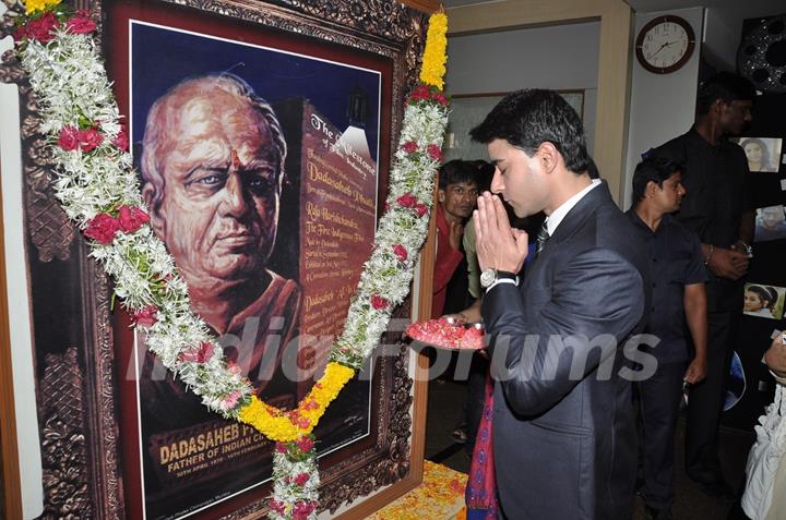 Gautam Rode pays his respect at the Dada Sahib Phalke Awards