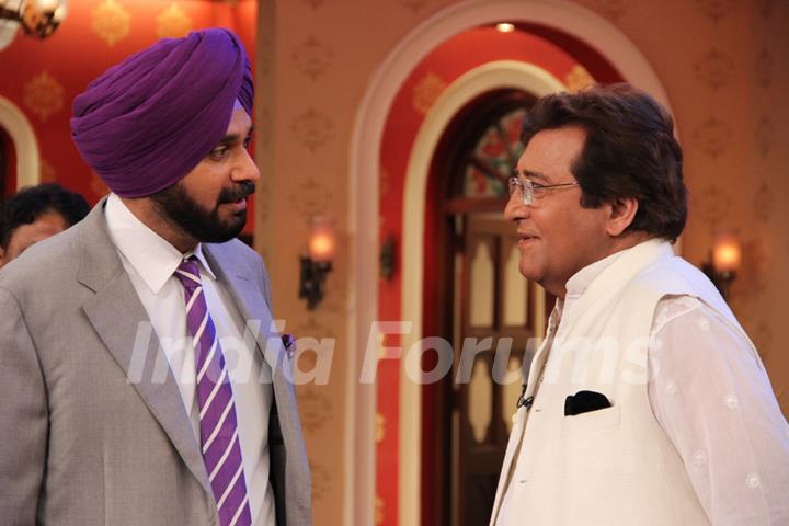 Vinod Khanna in a chat with Navjot Singh Sidhu at Comedy Nights With Kapil