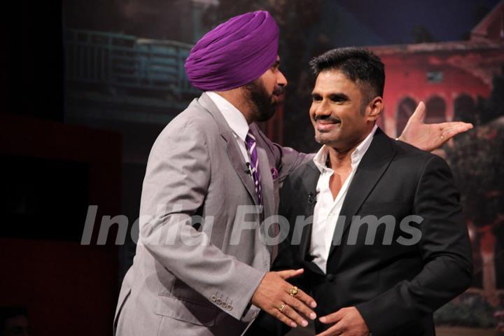 Navjot Singh Sidhu greets Suniel Shetty at Comedy Nights With Kapil