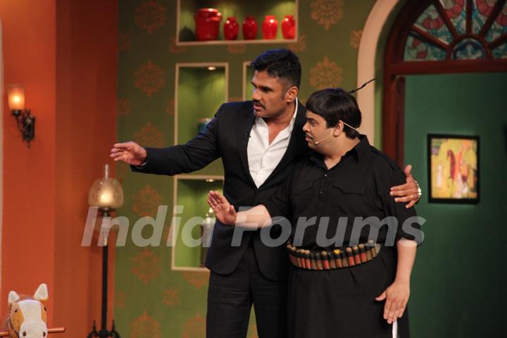 Suniel Shetty in a chat with Kiku at Comedy Nights With Kapil