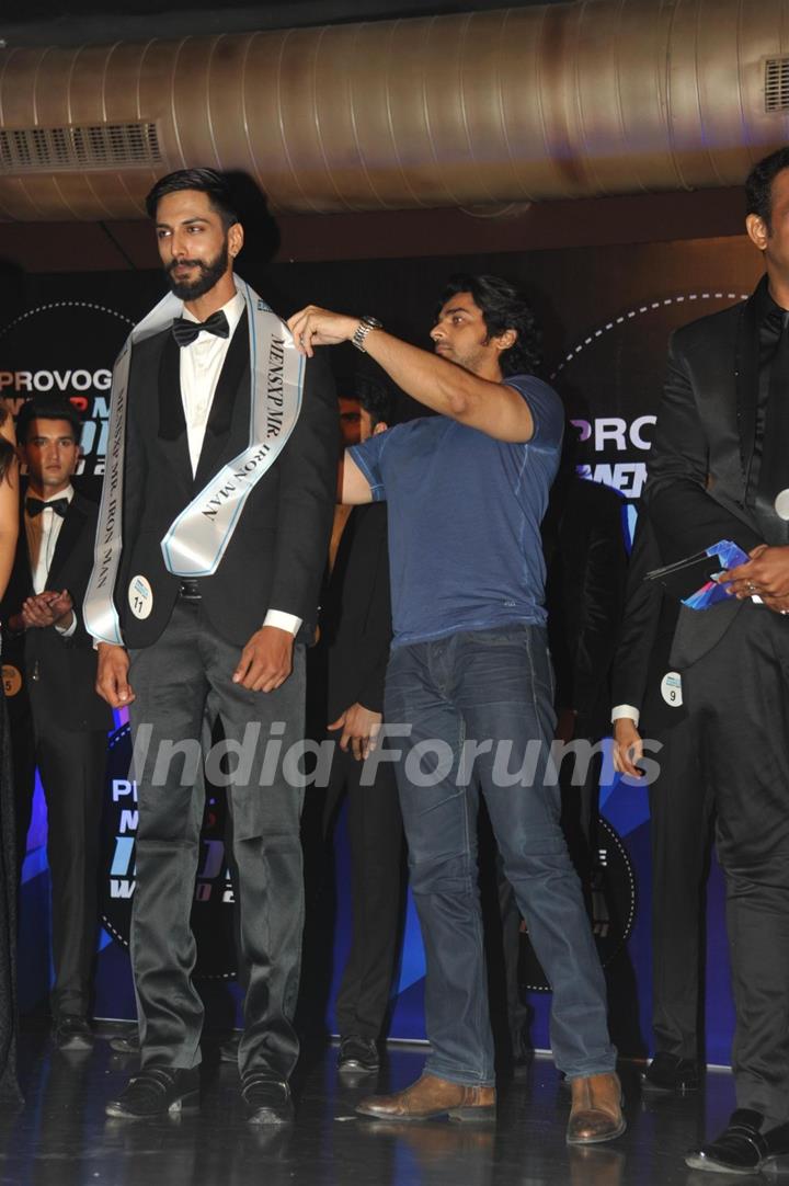 Arjan Bajwa felicitates a winner at the Grand finale of 'Mr India 2014'