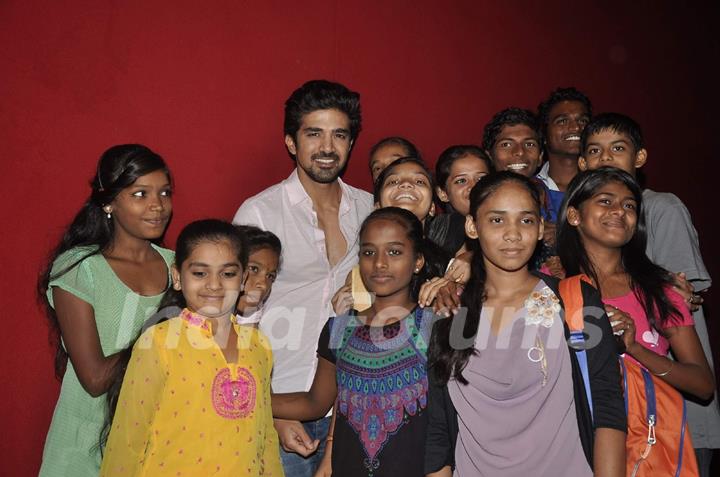 Saqib Saleem poses with children at the Promotion of Hawaa Hawaai