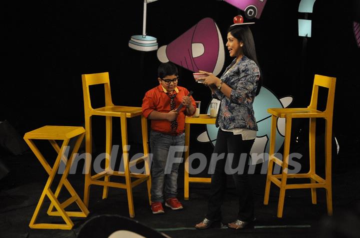 Sakshi Tanwar learns to balance a plate on her head on Captain Tiao show