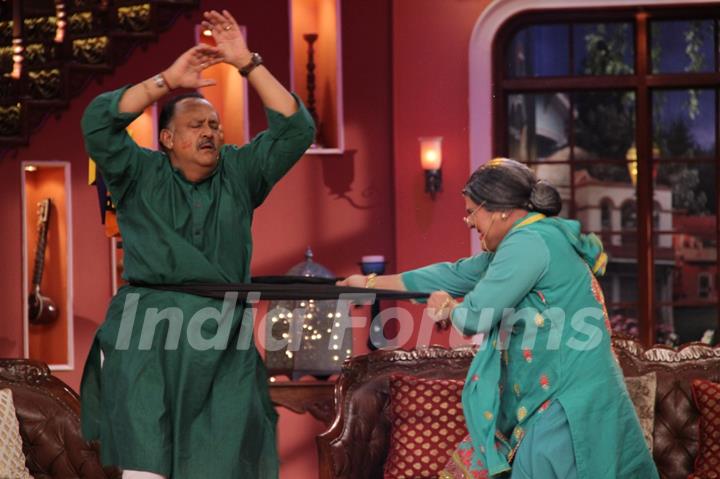 Alok Nath perfroms with Dadi on Comedy Nights With Kapil