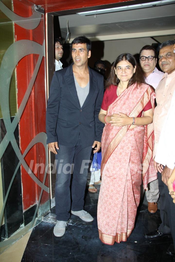 Akshay Kumar and Maneka Gandhi at the First Look Launch of It's Entertainment