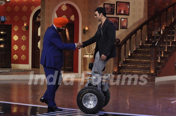 Navjoy Singh Sidhu greets Akshay Kumar on Comedy Nights With Kapil