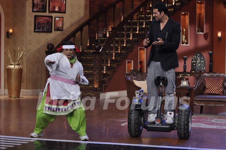 Palak shows her martial arts moves to Akshay on Comedy Nights With Kapil