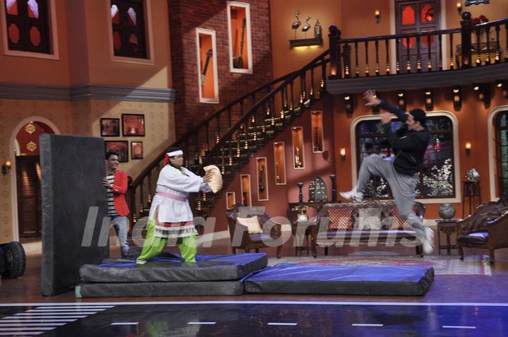 Akhshay shows somes stunts on Comedy Nights With Kapil