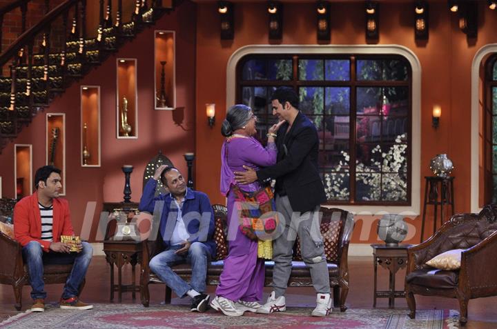 Dadi greets Akshay on Comedy Nights With Kapil