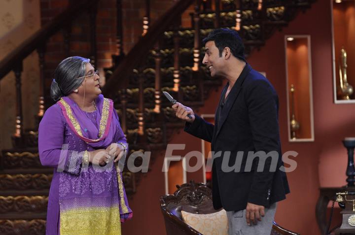 Akhay threatens Dadi on Comedy Nights With Kapil