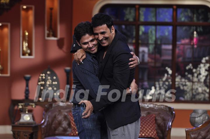 Akshay Kumar Hugs a fan on Comedy Nights With Kapil