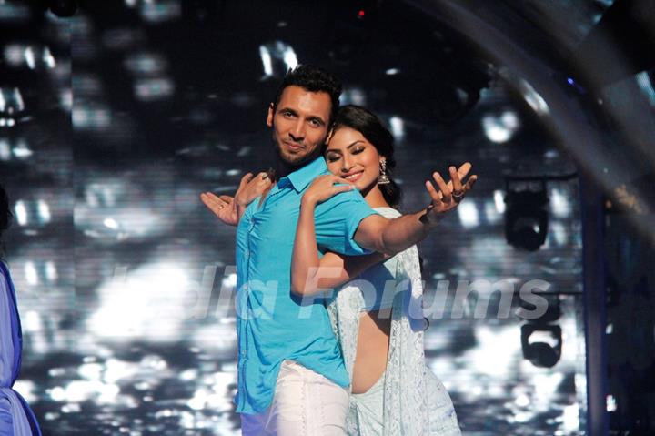 Mouni Roy performs with Punit at the Launch of Jhalak Dikhhla Jaa Season 7