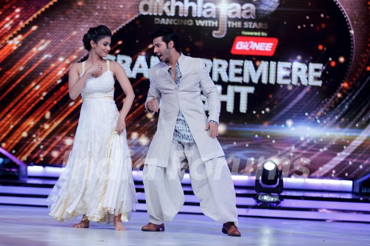 Varun Dhawan performs with Mouni Roy on Jhalak Dikhla Jaa