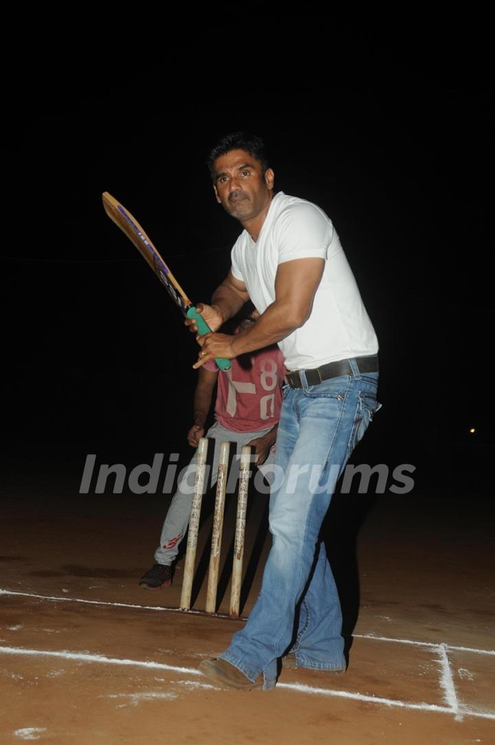 Suniel Shetty was at the Cricket Match between Singers and the Cast of 'Desi Katte'