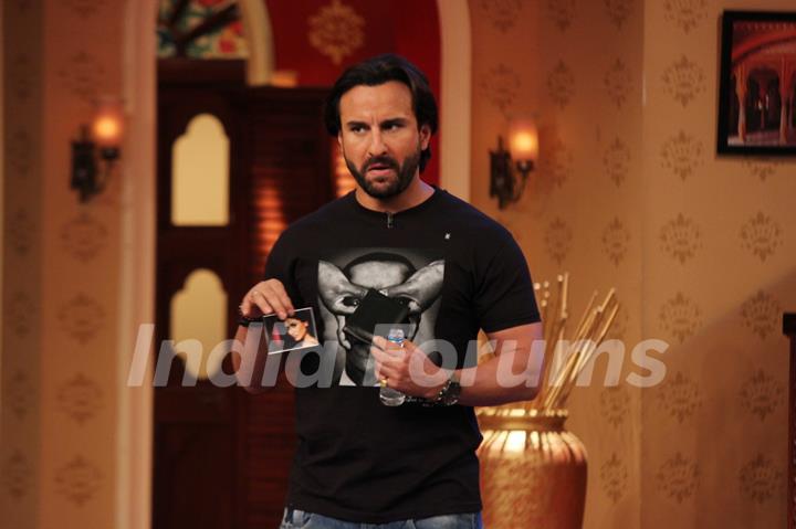 Saif shows his wife's picture in his vallet on Comedy Nights with Kapil