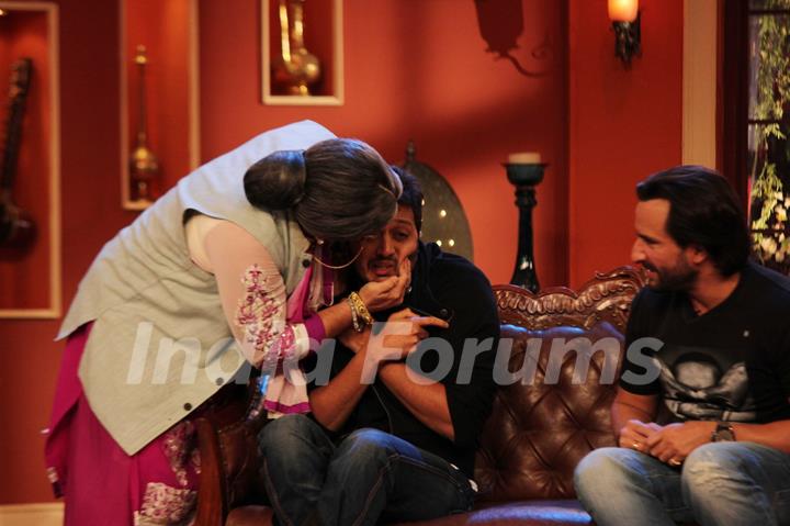 Dadi gives a shagun ki pappi to Riteish on Comedy Nights with Kapil