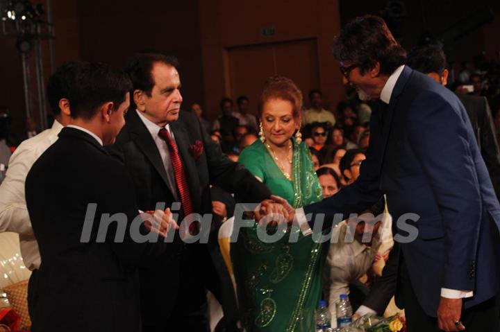 Amitabh Bachchan and Aamir Khan help Dilip Kumar at the launch