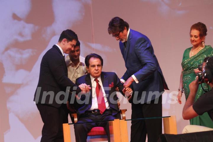 Amitabh Bachchan and Aamir Khan help Dilip Kumar at the launch