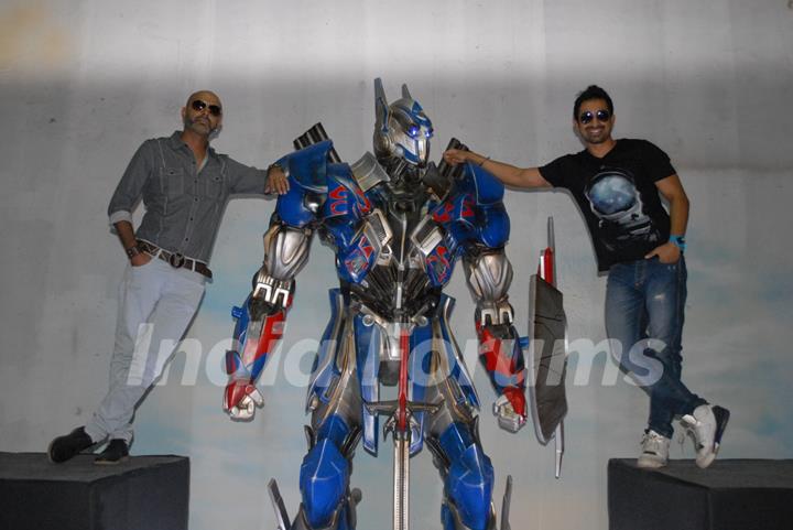 Raghu Ram and Rannvijay at the Unveiling of Transformers 4 lead robot Optimus Prime