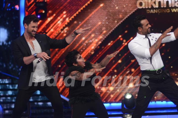 Maksim Chmerkovskiy, Akshat Singh and Remo D'Souza dancing on the sets of Jhalak Dhhikla Jaa