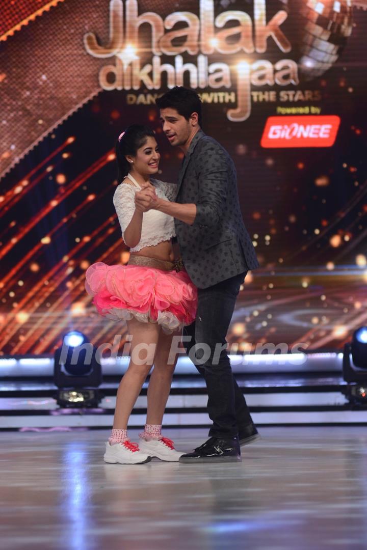 Sidharth performs with Kritika on Jhalak Dikhhla Jaa Season 7