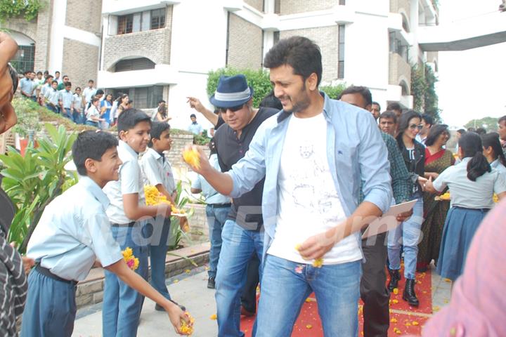 sajid and Riteish welcomed at a city school