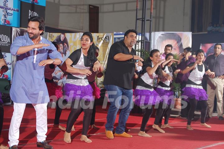 Saif and Ram perform with school children at the promotions of Humshakals