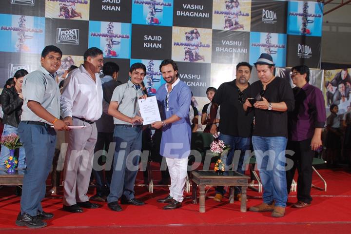 Promotion of Humshakals at a city school