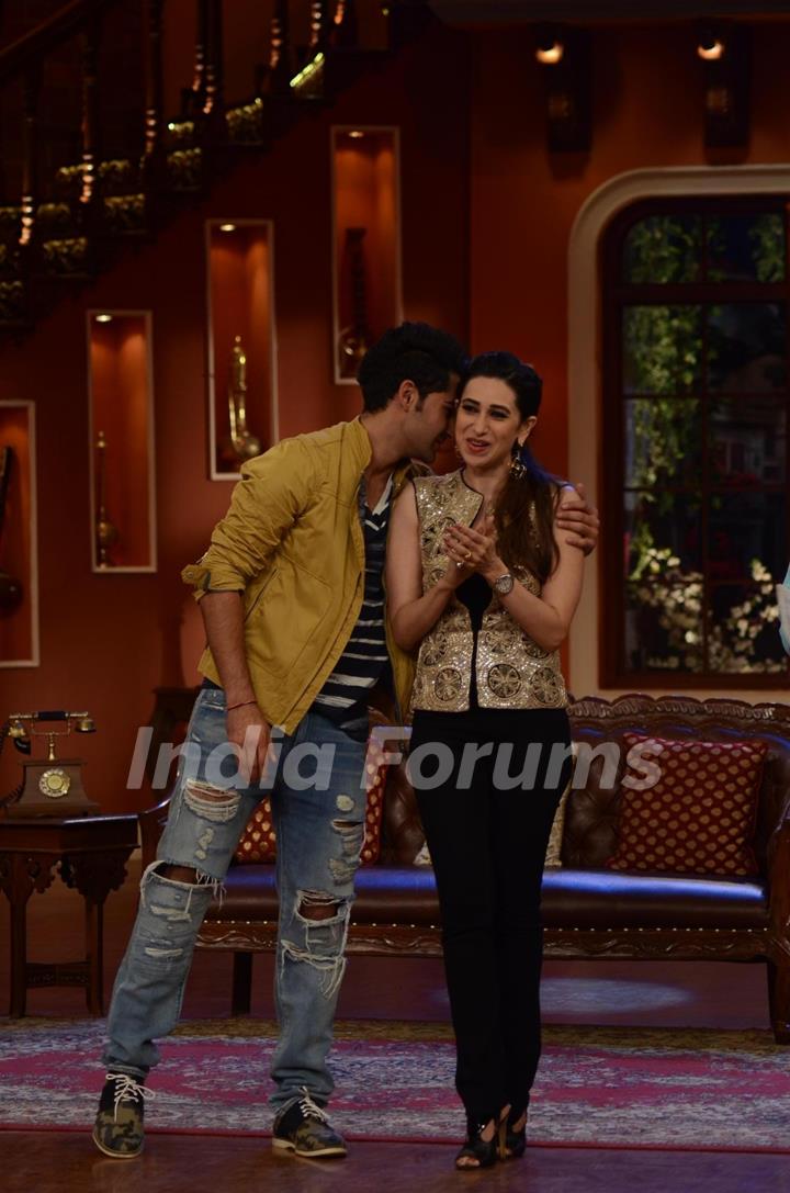 Karisma greets Armaan on Comedy Nights With Kapil