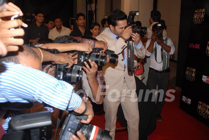 Varun Dhawan joins the photographers gang