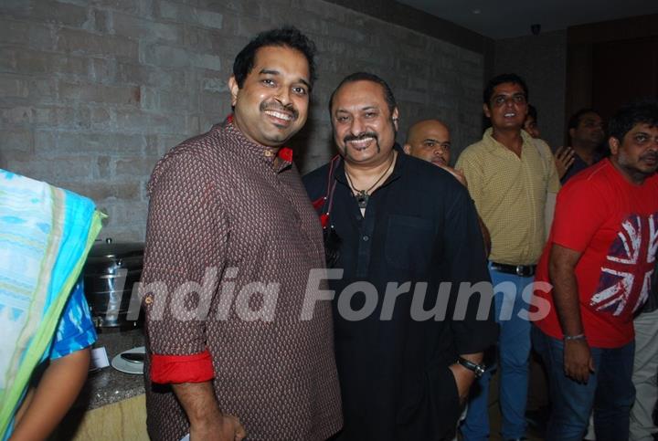 Shankar Mahadevan with Leslie Lewis at Poshter Boyz Launch at Levo