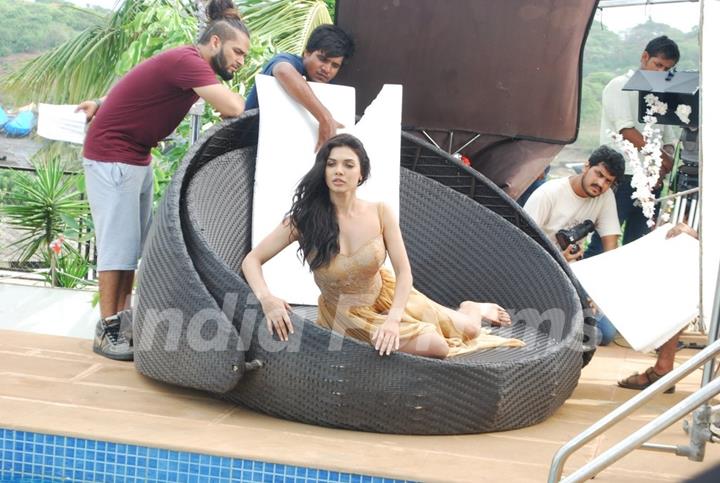 Sara Loren at Mahoorat Shoot of Ishq Click